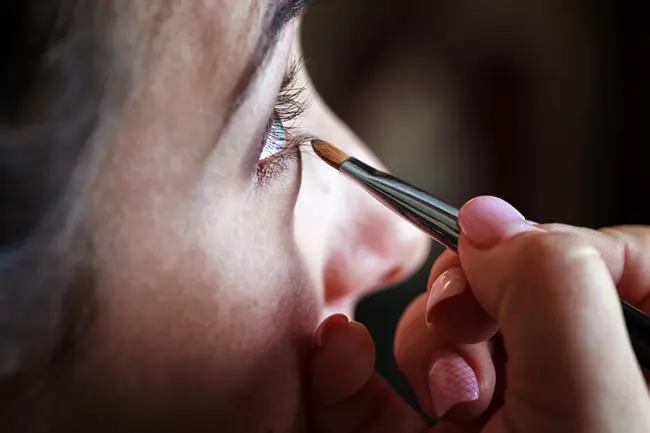 Testing eyeshadow pigmentation and blendability with a brush — affordable vs luxury makeup
